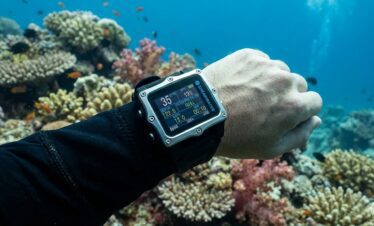 Taucher überprüfen dive computer zwischen den Tauchgängen